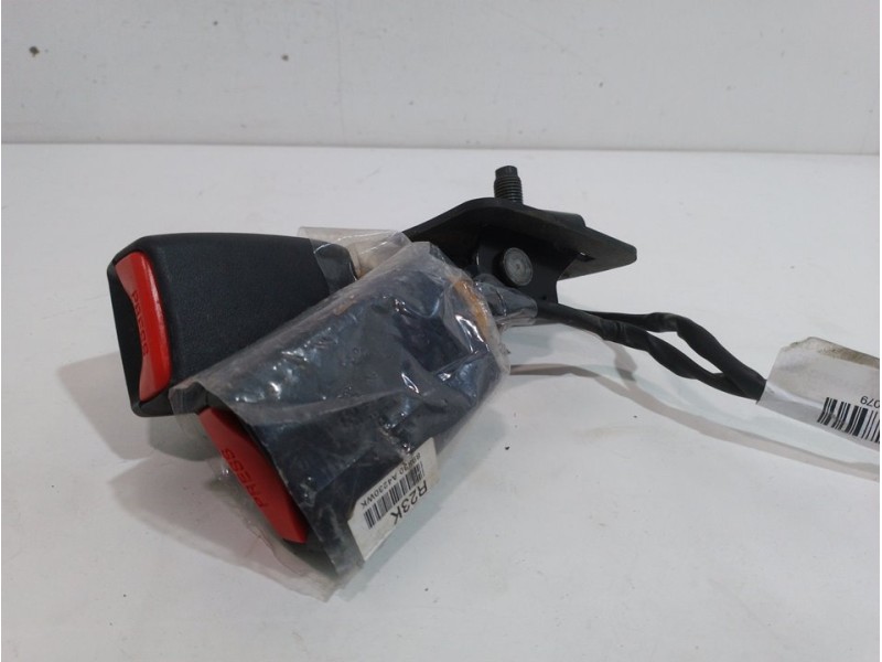 Recambio de enganche cinturon trasero central para kia carens ( ) drive referencia OEM IAM 89830  