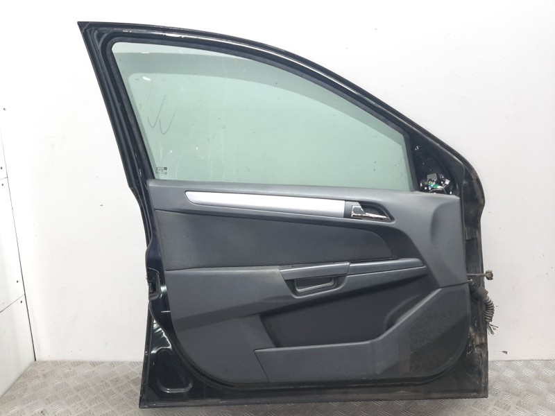 Recambio de puerta delantera izquierda para opel astra h berlina cosmo referencia OEM IAM 13208421 NEGRA 