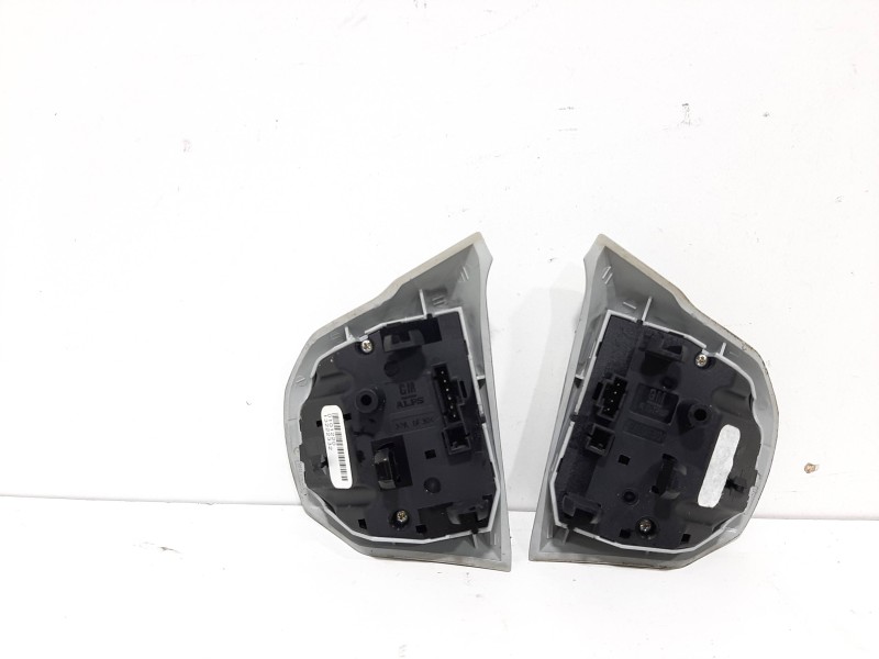 Recambio de mando volante para opel corsa d essentia referencia OEM IAM 13222332  