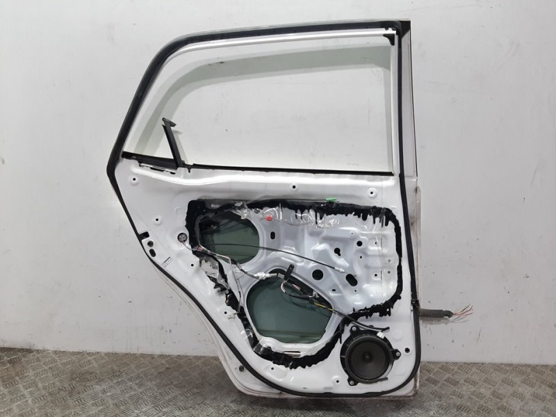 Recambio de puerta trasera izquierda para toyota auris active referencia OEM IAM  BLANCO 