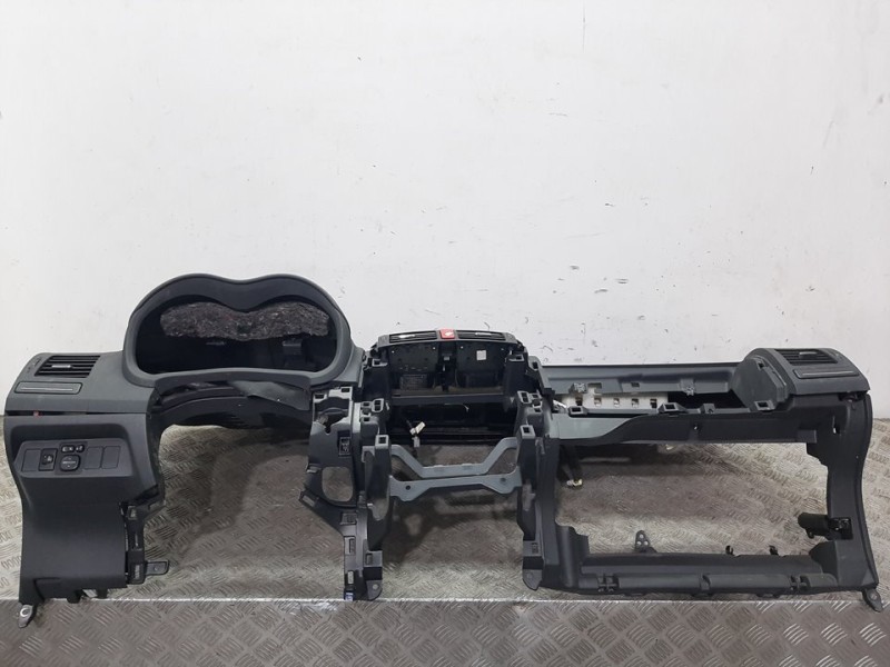 Recambio de salpicadero para toyota auris active referencia OEM IAM 5530242010  