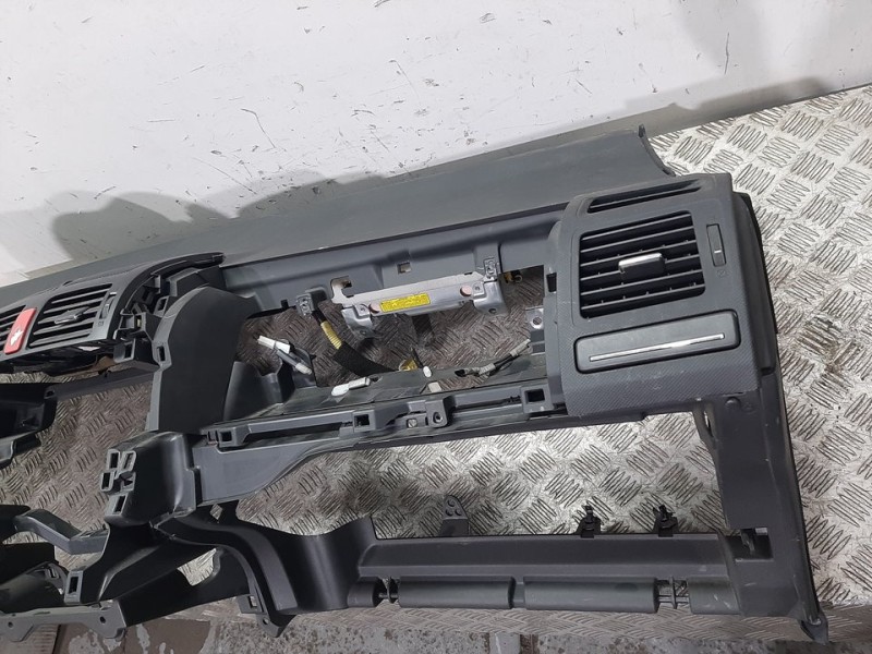 Recambio de salpicadero para toyota auris active referencia OEM IAM 5530242010  
