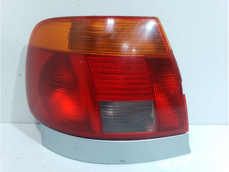 Recambio de piloto trasero izquierdo para audi a4 berlina (b5) 1.8 referencia OEM IAM 8D0945111A  