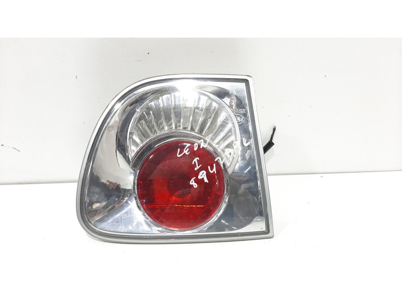 Recambio de piloto porton trasero izquierdo para seat leon (1m1) signo referencia OEM IAM 1M6945111  