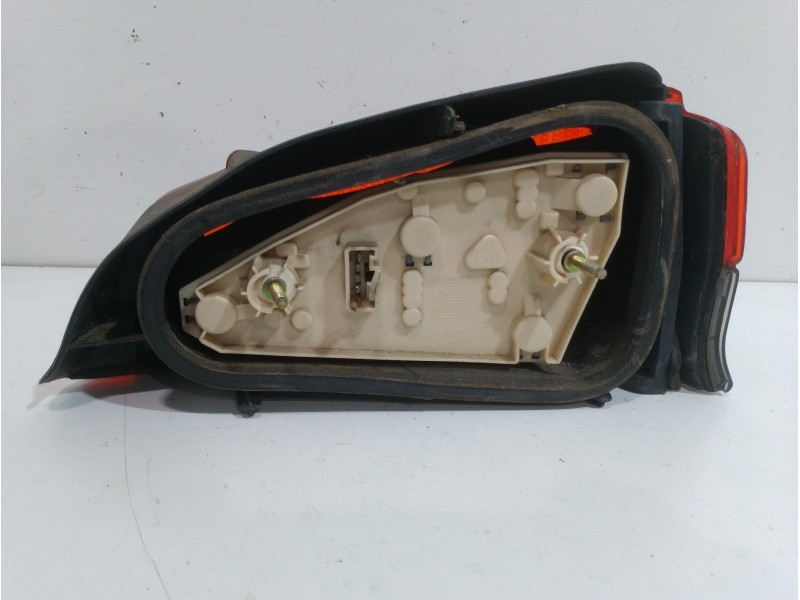 Recambio de piloto trasero izquierdo para peugeot 106 (s1) kid referencia OEM IAM 635243  