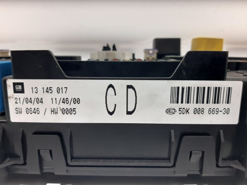 Recambio de caja reles / fusibles para opel astra h berlina 1.7 16v cdti referencia OEM IAM 13145017  