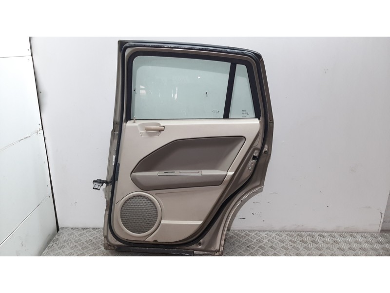 Recambio de puerta trasera derecha para dodge caliber s referencia OEM IAM 05074162AI ORO 