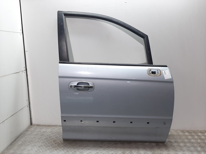 Recambio de puerta delantera derecha para hyundai trajet (fo) 2.0 gls referencia OEM IAM 760043A021A GRIS 