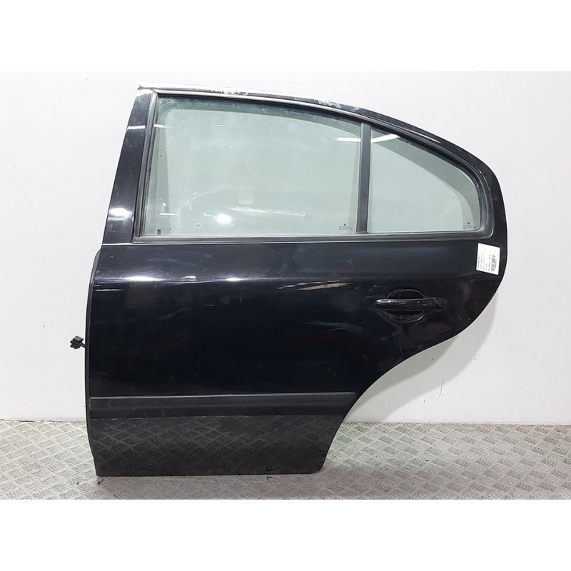 Recambio de puerta trasera izquierda para skoda octavia berlina (1u2) tour referencia OEM IAM 1U4833055 NEGRO 