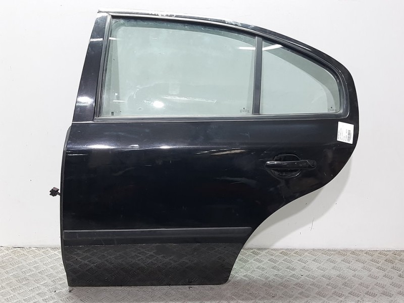 Recambio de puerta trasera izquierda para skoda octavia berlina (1u2) tour referencia OEM IAM 1U4833055 NEGRO 