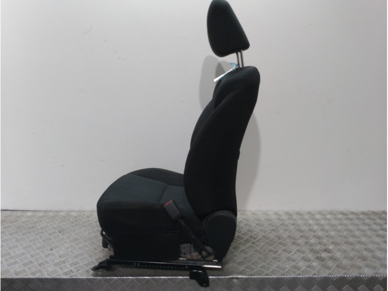 Recambio de asiento delantero derecho para toyota auris luna referencia OEM IAM 711001AS70B0  