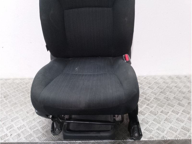 Recambio de asiento delantero derecho para toyota auris luna referencia OEM IAM 711001AS70B0  