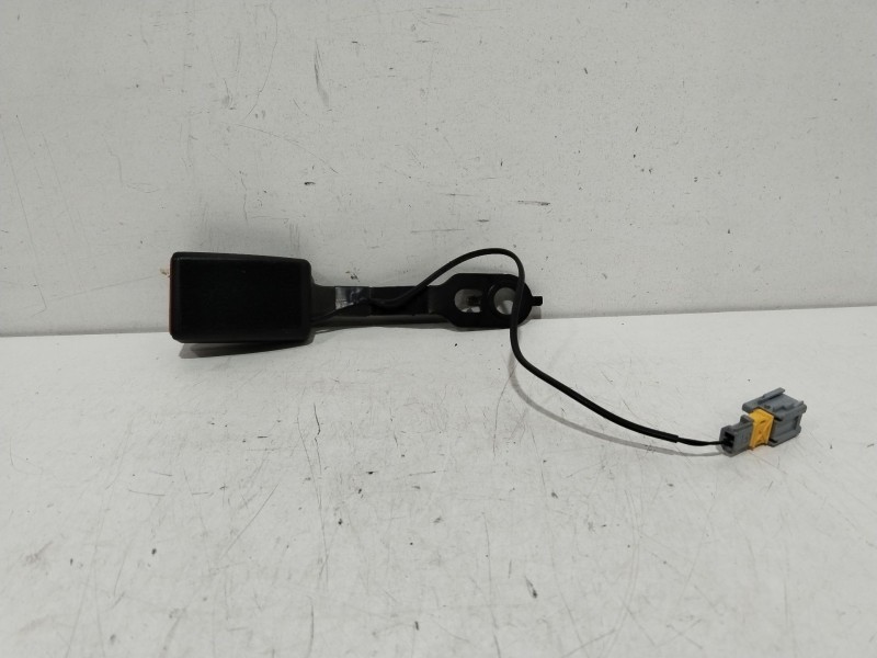 Recambio de enganche cinturon delantero izquierdo para peugeot 208 access referencia OEM IAM 24913AEU  