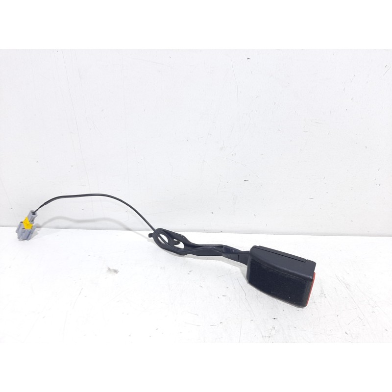 Recambio de enganche cinturon delantero derecho para peugeot 208 access referencia OEM IAM 24913AEU  