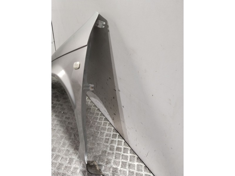 Recambio de aleta delantera izquierda para kia carnival ii 2.9 crdi lx referencia OEM IAM 0K55A52211  PLATA