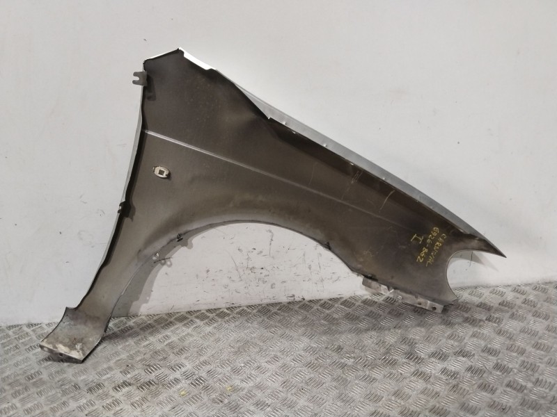 Recambio de aleta delantera izquierda para kia carnival ii 2.9 crdi lx referencia OEM IAM 0K55A52211  PLATA