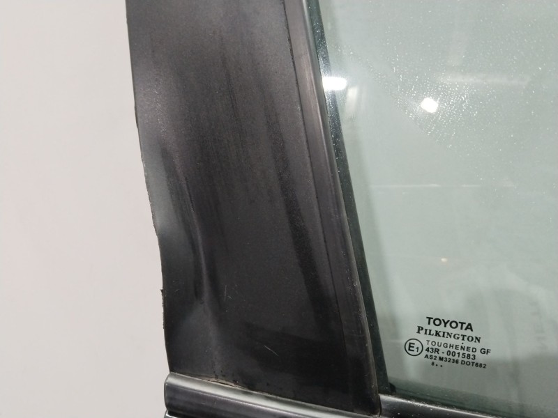 Recambio de puerta delantera derecha para toyota yaris hybrid active referencia OEM IAM 67001K0020  GRIS