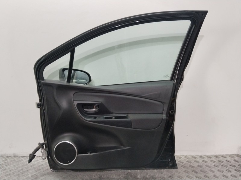 Recambio de puerta delantera derecha para toyota yaris hybrid active referencia OEM IAM 67001K0020  GRIS