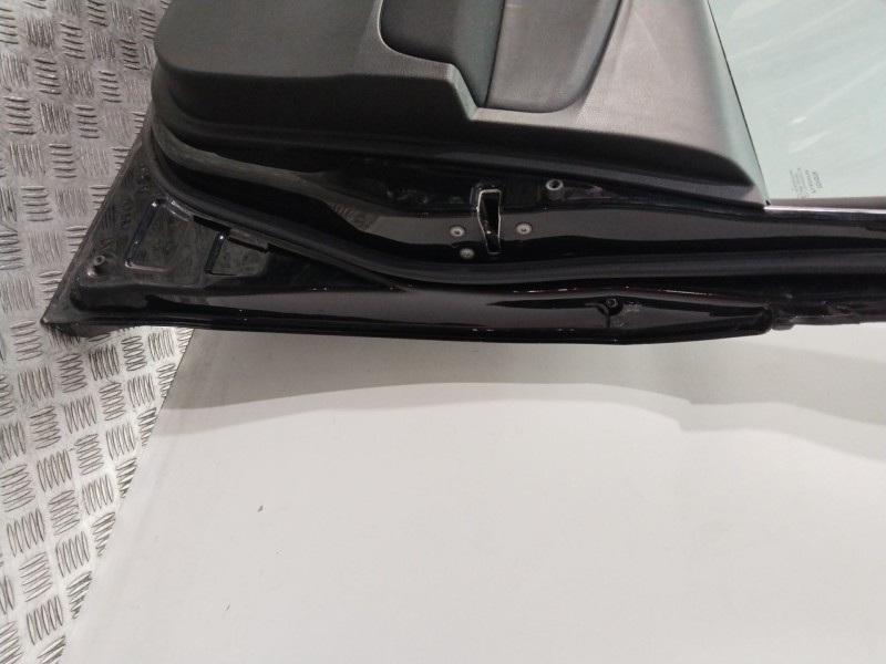 Recambio de puerta delantera derecha para toyota yaris hybrid active referencia OEM IAM 67001K0020  GRIS