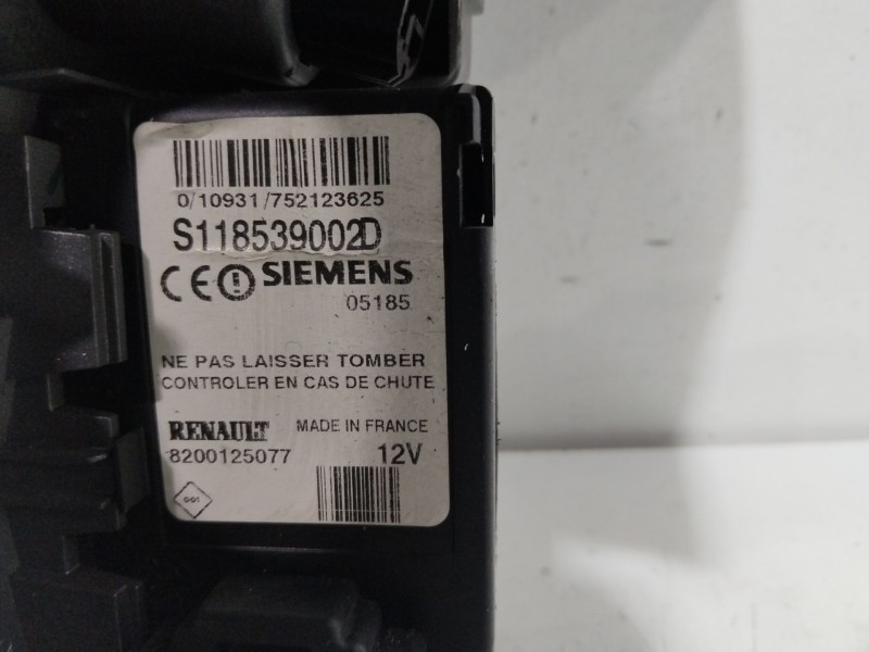 Recambio de rejilla aireadora central para renault scenic ii confort authentique referencia OEM IAM 8200140713  