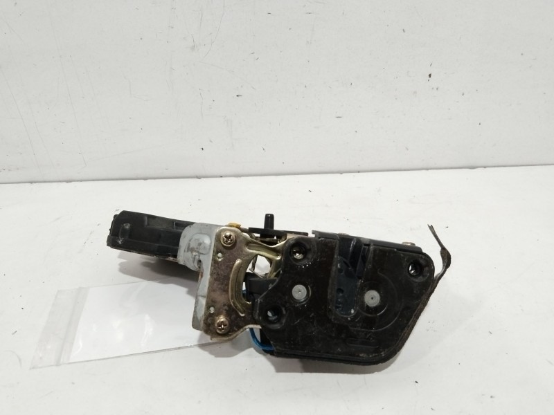 Recambio de cerradura puerta trasera derecha para hyundai trajet (fo) 2.0 gls referencia OEM IAM 814203A000  