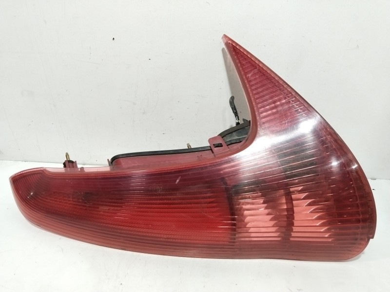 Recambio de piloto trasero derecho para peugeot 206 sw xs referencia OEM IAM 89028684  