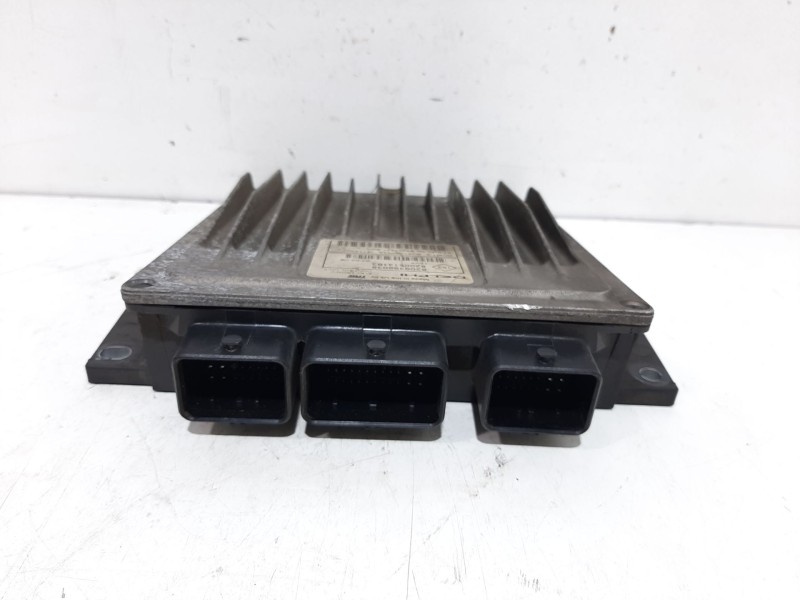 Recambio de centralita motor uce para renault clio iii confort dynamique referencia OEM IAM 8200399038  