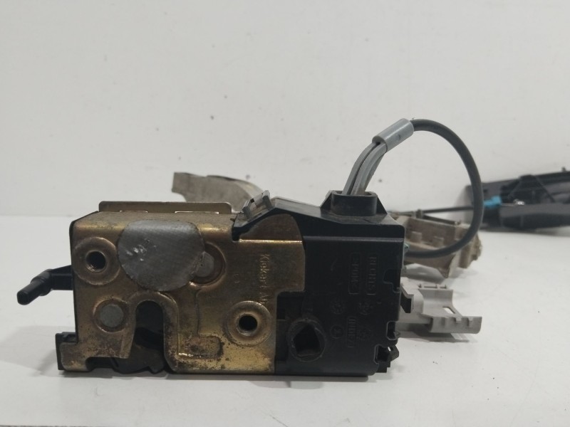 Recambio de cerradura puerta trasera derecha para citroën c4 berlina collection referencia OEM IAM 9681337080  