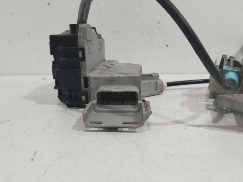 Recambio de cerradura puerta trasera derecha para citroën c4 berlina collection referencia OEM IAM 9681337080  