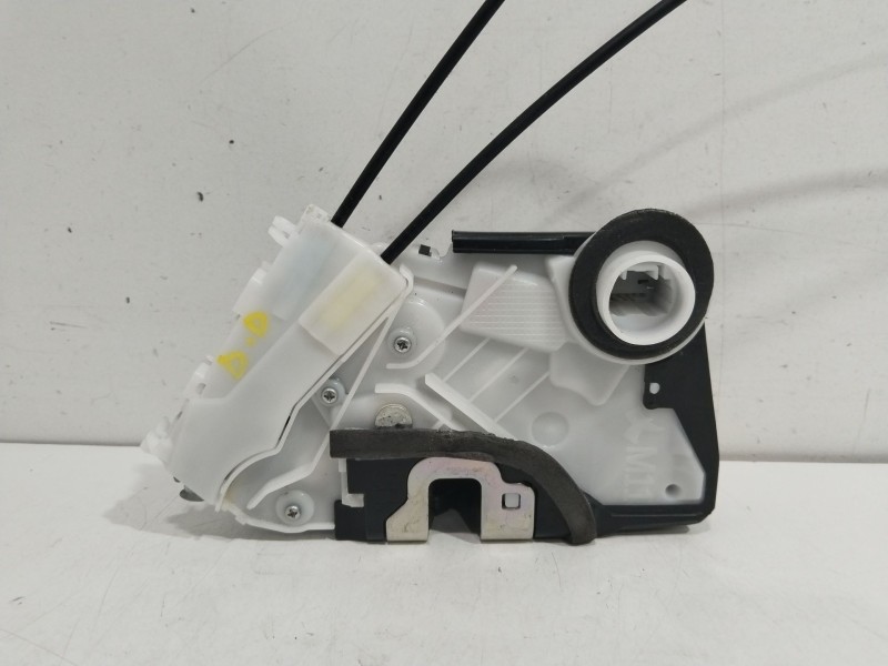 Recambio de cerradura puerta delantera derecha para toyota yaris hybrid active referencia OEM IAM 690300D540  