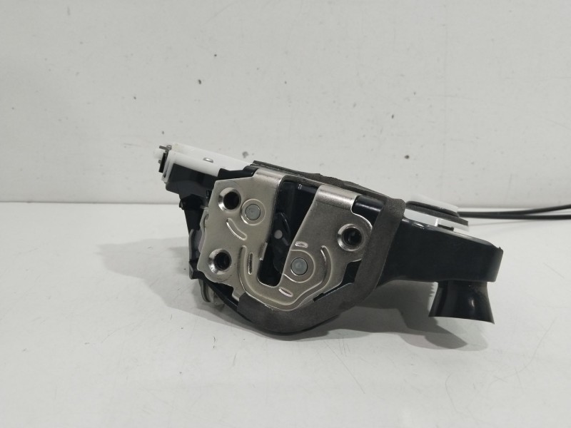 Recambio de cerradura puerta delantera derecha para toyota yaris hybrid active referencia OEM IAM 690300D540  