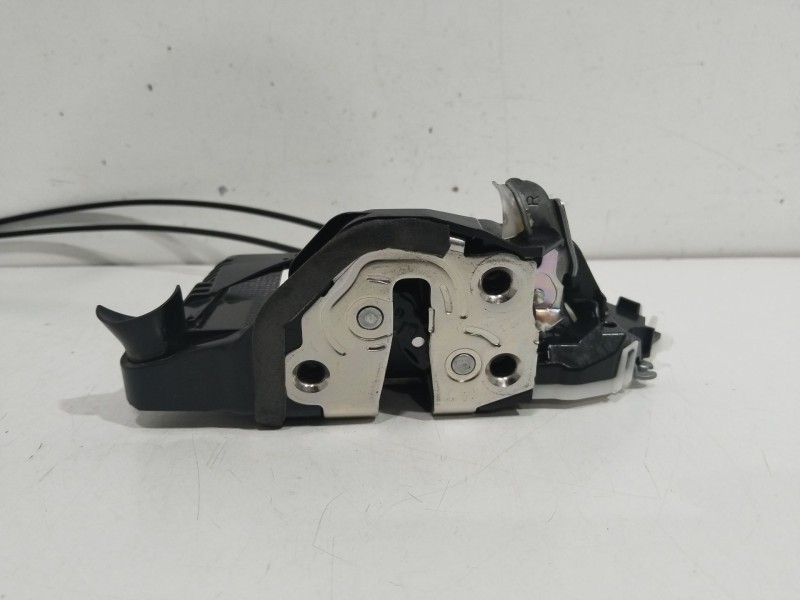 Recambio de cerradura puerta delantera derecha para toyota yaris hybrid active referencia OEM IAM 690300D540  