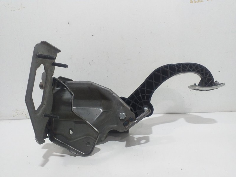 Recambio de pedal embrague para peugeot 208 allure referencia OEM IAM   