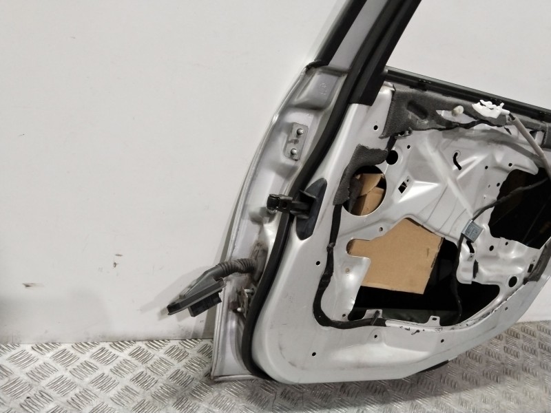 Recambio de puerta trasera derecha para bmw serie 3 berlina (e46) 316i referencia OEM IAM  PLATA 