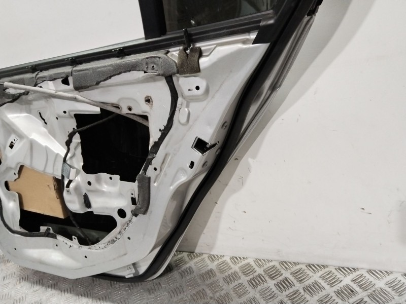 Recambio de puerta trasera derecha para bmw serie 3 berlina (e46) 316i referencia OEM IAM  PLATA 