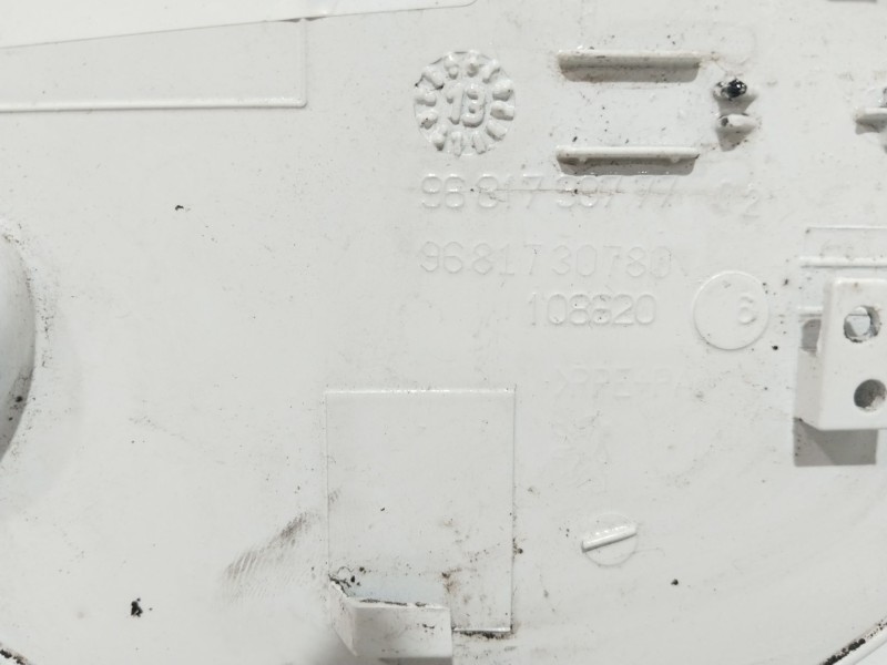 Recambio de tapa exterior combustible para peugeot 207 xs referencia OEM IAM 9681730777  BLANCO