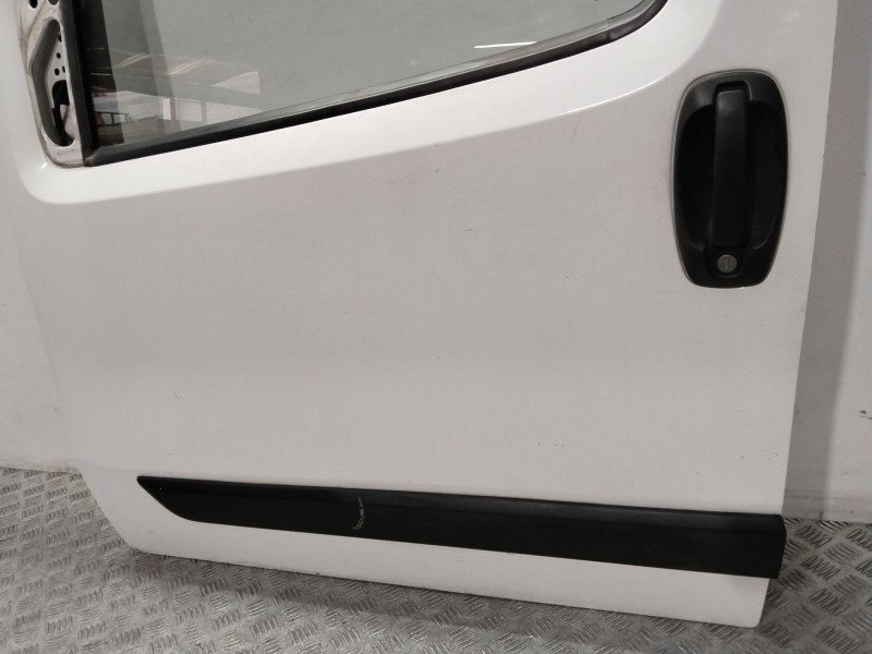 Recambio de puerta delantera izquierda para fiat fiorino básico familiar referencia OEM IAM 1367187080  BLANCO