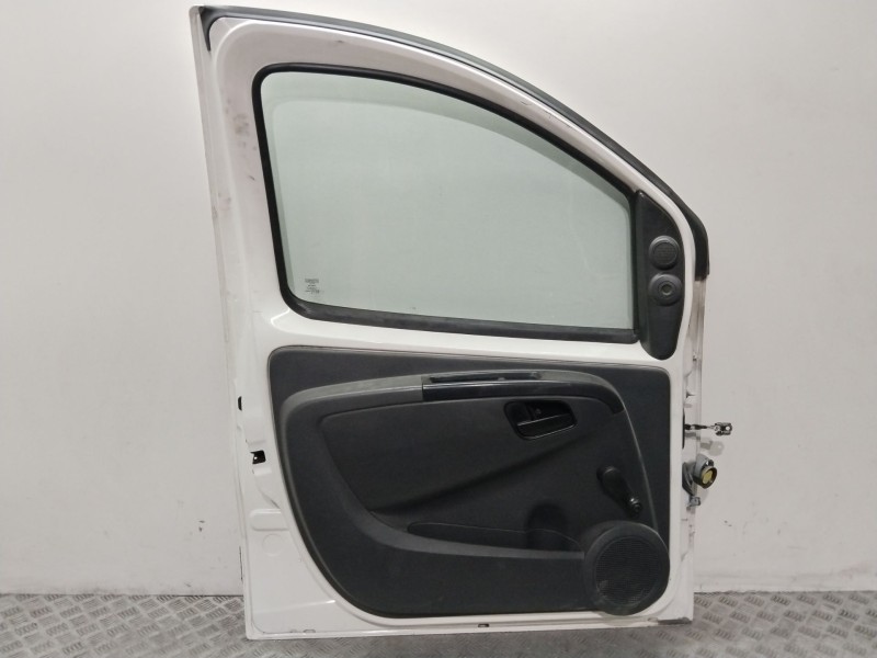 Recambio de puerta delantera izquierda para fiat fiorino básico familiar referencia OEM IAM 1367187080  BLANCO