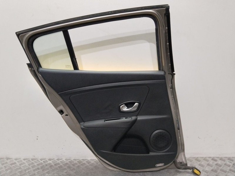 Recambio de puerta trasera izquierda para renault megane iii berlina 5 p dynamique referencia OEM IAM 821018543R  