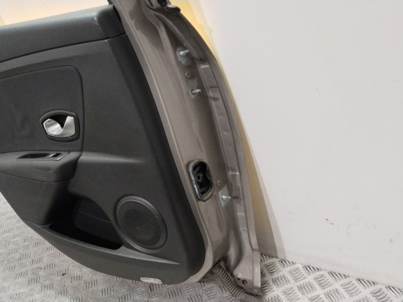 Recambio de puerta trasera izquierda para renault megane iii berlina 5 p dynamique referencia OEM IAM 821018543R  