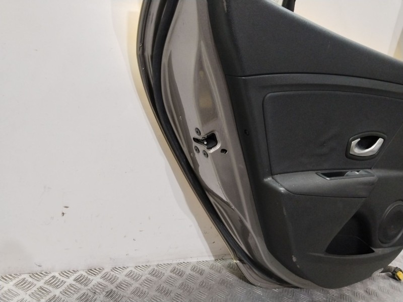 Recambio de puerta trasera izquierda para renault megane iii berlina 5 p dynamique referencia OEM IAM 821018543R  