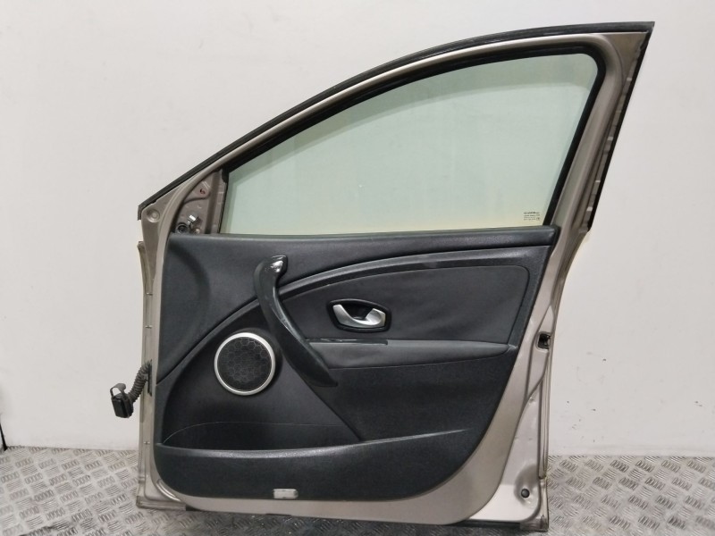 Recambio de puerta delantera derecha para renault megane iii berlina 5 p dynamique referencia OEM IAM 801009742R  