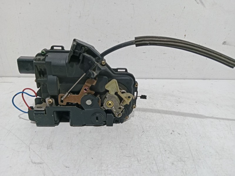Recambio de cerradura puerta trasera izquierda para volkswagen bora berlina (1j2) trendline referencia OEM IAM 3B4839015AJ  