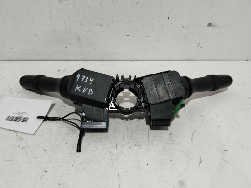 Recambio de mando multifuncion para toyota yaris hybrid active referencia OEM IAM 17F938  17F936