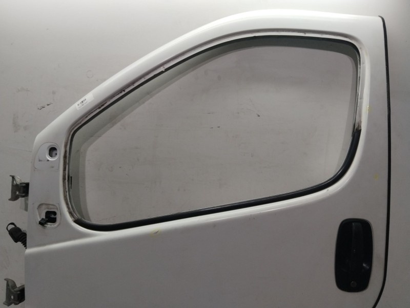 Recambio de puerta delantera izquierda para renault trafic furgón l1h1 2,7t referencia OEM IAM 7751472214  BLANCO