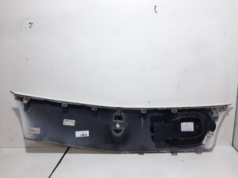 Recambio de rejilla delantera para renault kangoo z.e. referencia OEM IAM 8200916740  