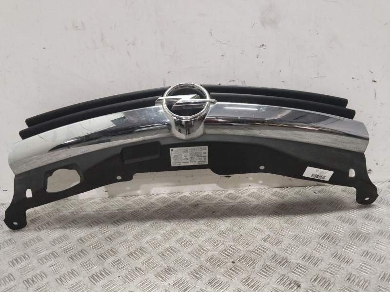 Recambio de rejilla delantera para opel astra h berlina cosmo referencia OEM IAM 13108463  