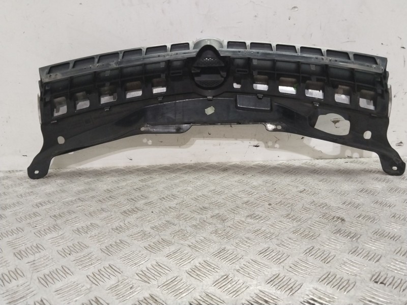 Recambio de rejilla delantera para opel astra h berlina cosmo referencia OEM IAM 13108463  