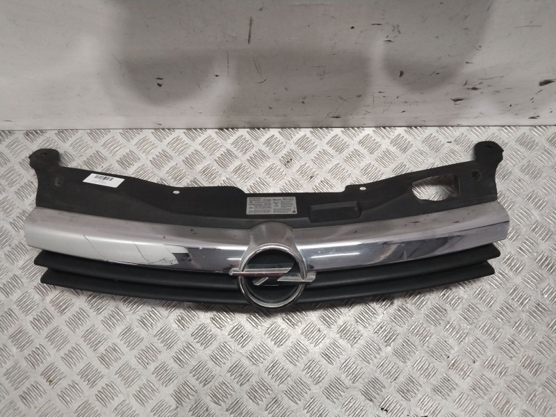 Recambio de rejilla delantera para opel astra h berlina cosmo referencia OEM IAM 13108463  