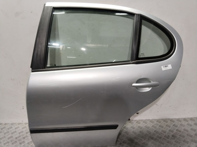Recambio de puerta trasera izquierda para seat leon (1m1) 1.6 16 v referencia OEM IAM 1M0833055L  PLATA